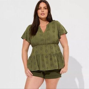 Torrid Babydoll Eyelet Tiered‎ Top Green V-neck Short Sleeve Feminine size 2